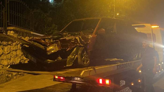 Aydınlatma Direğine Çarpan Otomobilin Sürücüsü Yaralandı