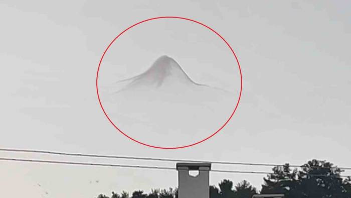 Hiç Bulut Yokken Gökyüzünde Ortaya Çıkan Siluetleri Gören Telefonuna Sarıldı