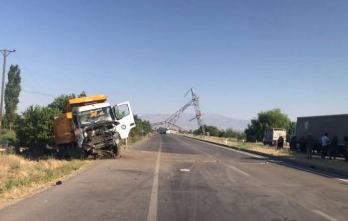 Kaza Sonrası Yola Devrilen Yüksek Gerilim Hattı Direği Trafiği Kilitledi