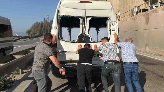 Zincirleme Kazada Servis Minibüsündeki 4 İşçi Yaralandı