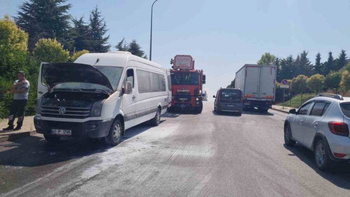 Servis Minibüsünde Yangın Çıktı