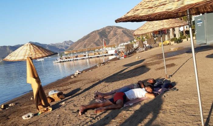 Marmaris’te Halk Plajlarında Konaklayanlar Dikkat Çekiyor