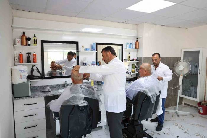 60 Yaş Üstü Vatandaşlara Ücretsiz Berber Ve Sağlık Taraması Hizmeti