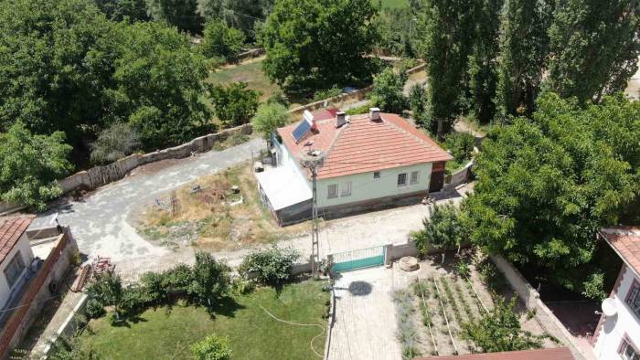 Gözlerindeki Bozukluk Engel Olmadı, Direkteki Leyleklere Dürbünle Bakıyor