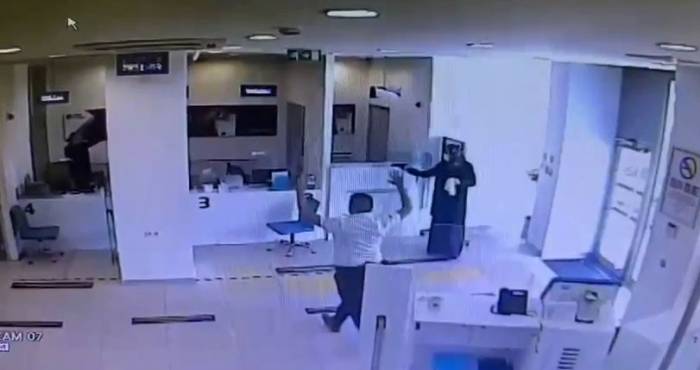 Bahçelievler’de Film Gibi Soygun Kamerada: Annesinin Kıyafetleriyle Kadın Kılığına Girip Banka Soydu