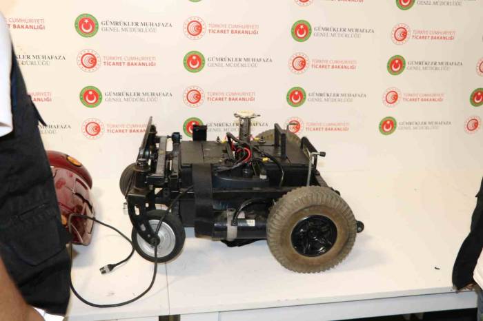 Tekerlekli Sandalyenin Aküsüne Gizlenmiş 8 Kilogram Uyuşturucu Yakalandı