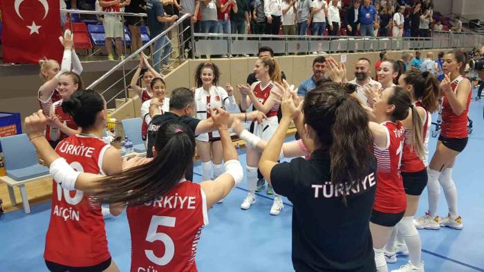 Avrupa Voleybol Şampiyonası’nda Çifte Sevinç