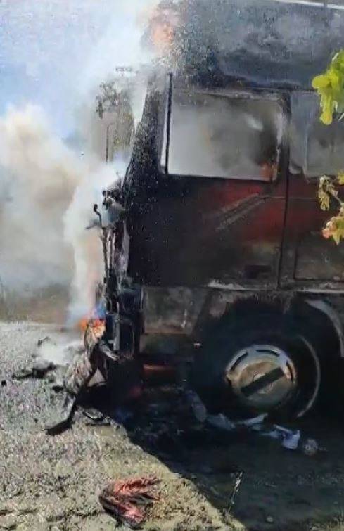 Alev Alan Tır Kullanılamaz Hale Geldi