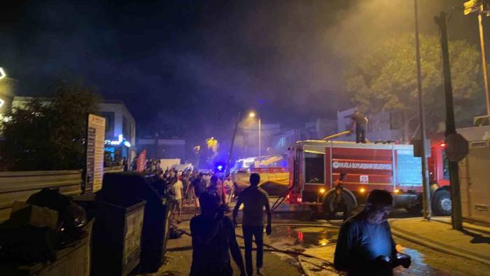 Bodrum’da 2 Araç Alev Topuna Döndü