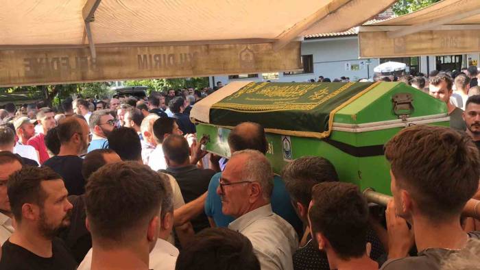 Otomobiliyle İnşaata Uçan Genç Toprağa Verildi