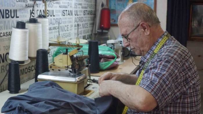 80 Yaşındaki İbrahim Usta, Terzilik Mesleğini İlk Günkü Aşkla Sürdürüyor