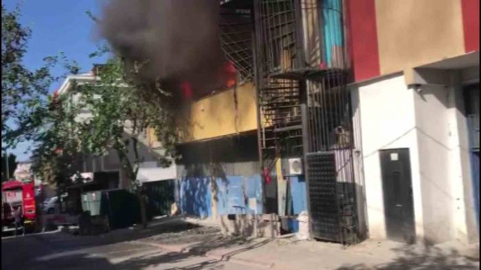 Dudullu’da 4 Katlı İş Yeri Alev Alev Yandı