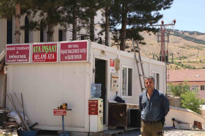 Deprem Sonrası Çok Sevdiği İlçeyi Terk Etmedi, 3 Yıldır Konteynerde Hizmet Veriyor