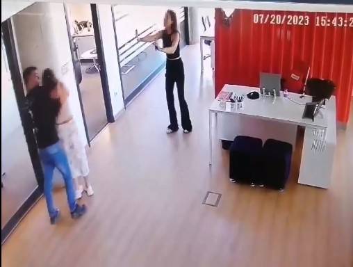 Beykoz’da Bıçakla İş Yerinde Kadını Rehin Alan Saldırgan Kamerada