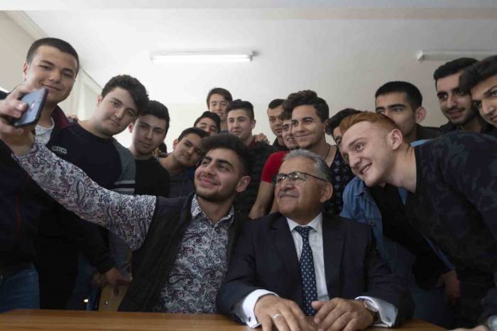 Başkan Büyükkılıç, Yks Sonuçlarını Kutlayarak Öğrencileri Kayseri’ye Davet Etti