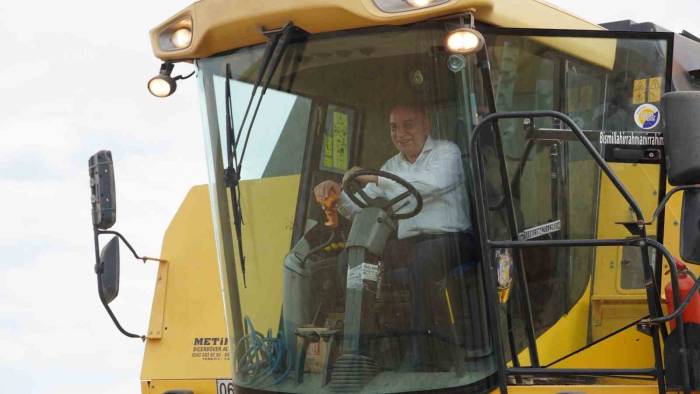 İlk Hasadı Başkan Altınok Yaptı