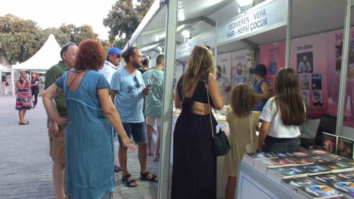 Burhaniye’de Fuar Sayesinde Kitaplar Okuyucuları İle Buluştu