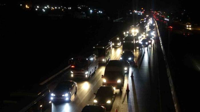 Tem’deki Yol Çalışması D-100’e Yansıdı: Uzun Araç Kuyrukları Oluştu