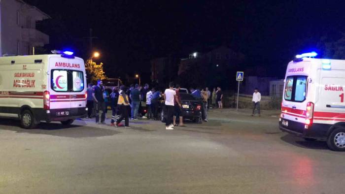 Düğün Konvoyunun Önünün Kesildiği İddiasıyla Kavga Çıktı