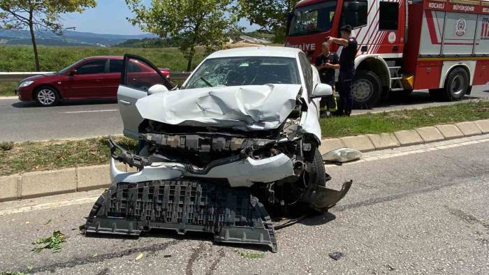 Kontrolden Çıkan Araç 2 Otomobil İle Çarpıştı: 3 Yaralı