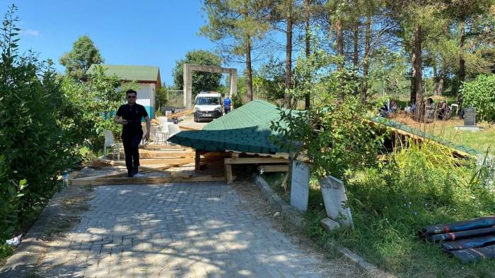 Dua Okuyanların Üzerine Sundurma Çöktü: 3 Yaralı