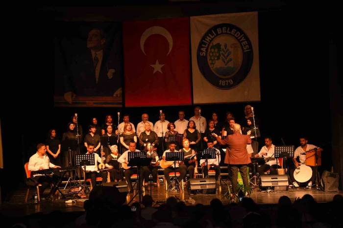 Salihli’de Halk Müziği Konseri Mest Etti