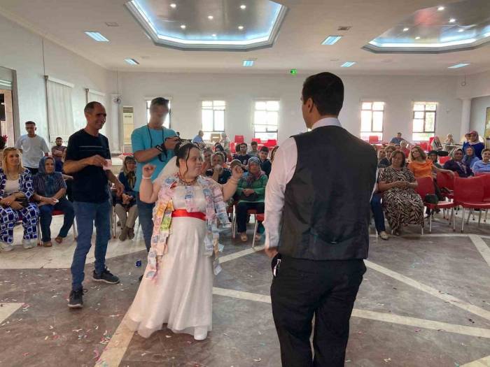 Down Sendromlu Kıza Gerçeği Aratmayacak Düğün