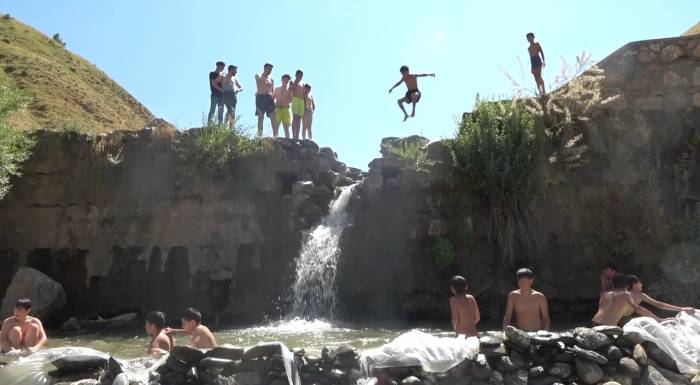 Muşlu Çocuklar Suda Halay Çekerek Serinledi