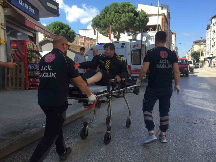 Aracın Sıkıştırdığı Motosiklet Devrildi: 1 Yaralı