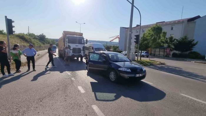 Sinop’ta Kamyon Kırmızı Işıkta Otomobile Çarptı: 1 Yaralı