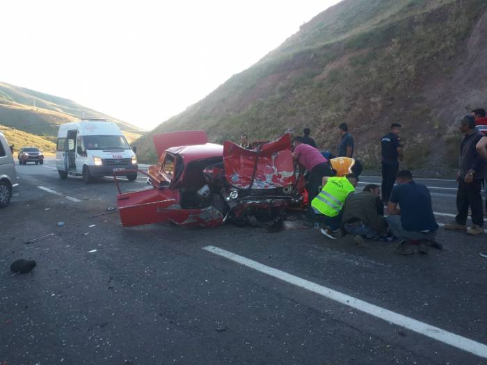 Minibüs İle Otomobil Kafa Kafaya Çarpıştı:3 Yaralı