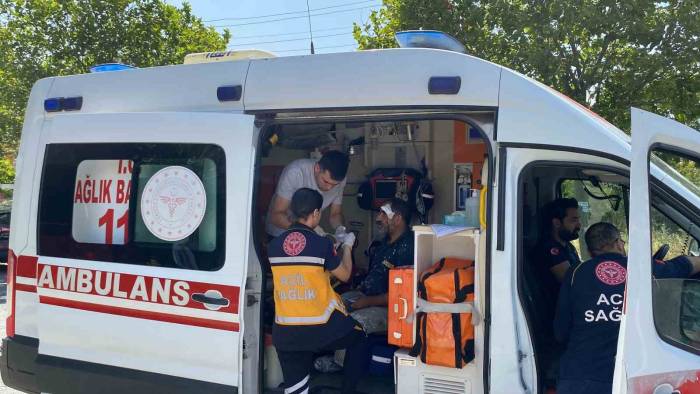 Trafikte Yol Verme Kavgasında Muştalı Saldırı: 1 Yaralı