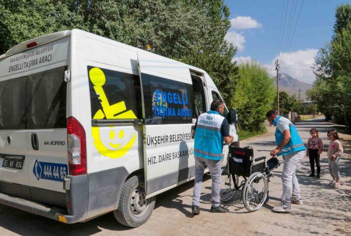 Van’da Engelli Vatandaşlara Tekerlekli Sandalye Ve Medikal Malzemesi Desteği