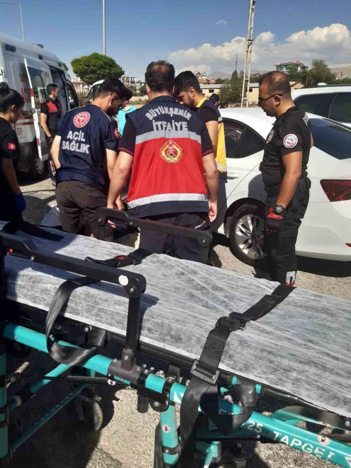 Van’da Otomobil İle Cip Çarpıştı: 2 Yaralı