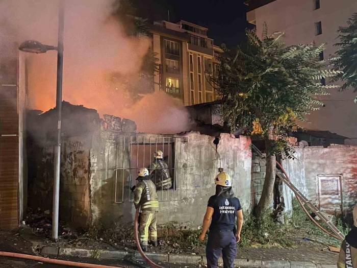 Şişli’de Gecekonduda Çıkan Yangın Korkuttu