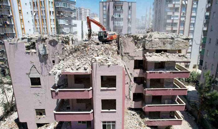 Adana’da Yıkılan Binalarda Dere Çakılı Kullanılmış