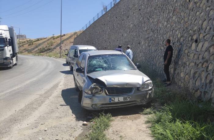 Otomobil İstinat Duvarına Çarptı