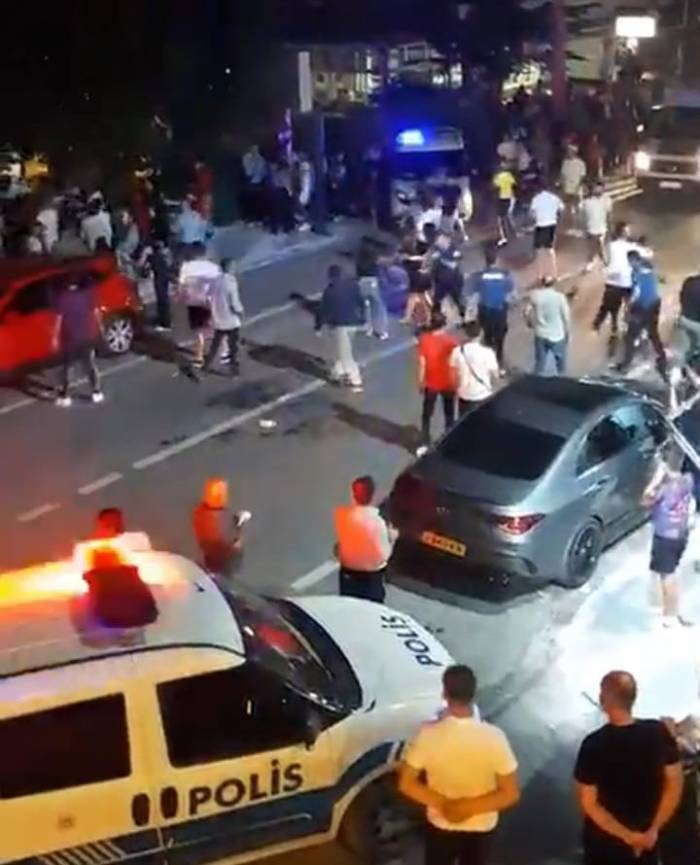 Çay Bahçesinden Sokağa Taşan Kavgada 15 Kişi Bir Birine Girdi