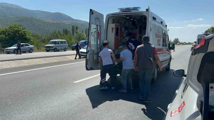 Afyonkarahisar’dan Mevsimlik İşçileri Taşıyan Minibüs Devrildi