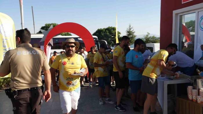 Aktivistlerden Van Gölü Kirlenmesin Mavi Kalsın Erciş İl Olsun Sloganı