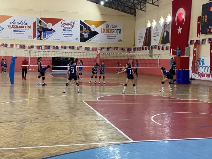Analig Voleybol Yarı Final Müsabakaları Başladı