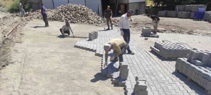 Aşırı Sıcaklara Rağmen Güneşin Altında Taş Döşeyerek Geçimlerini Sağlıyorlar
