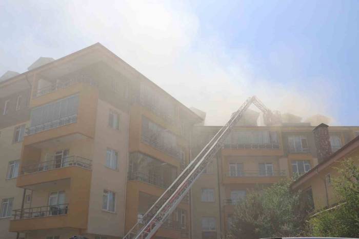 Bolu’da 5 Katlı Apartmanın Çatısı Alev Alev Yandı