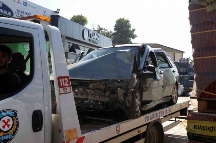 Çalıntı Otomobille Polisten Kaçarken Karşı Yönden Gelen Araçla Kafa Kafaya Çarpıştı
