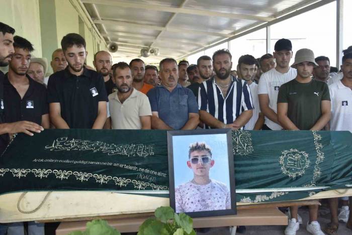 Tartıştığı Kişiler Tarafından Kalbinden Bıçaklanarak Öldürülen Genç Toprağa Verildi