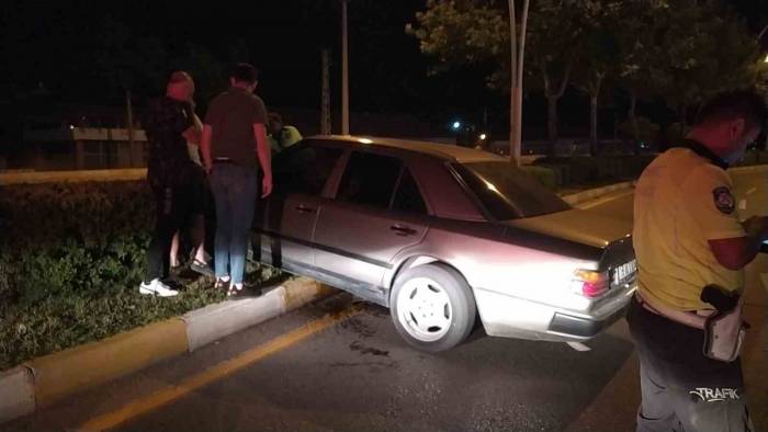 El Freni Çekilmeyen Otomobil Refüje Çıktı