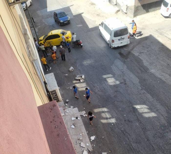 Taksi Yayaların Arasına Daldı: 3’ü Ağır, 5 Yaralı