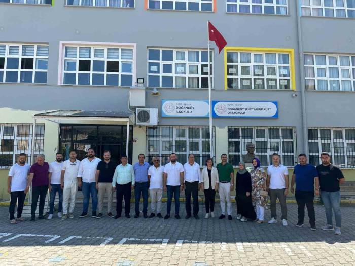 Fırçayı Eline Alan Gönüllüller Okulları Boyadı