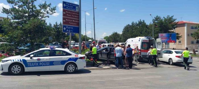 Kavşakta Feci Kaza: 6 Yaralı