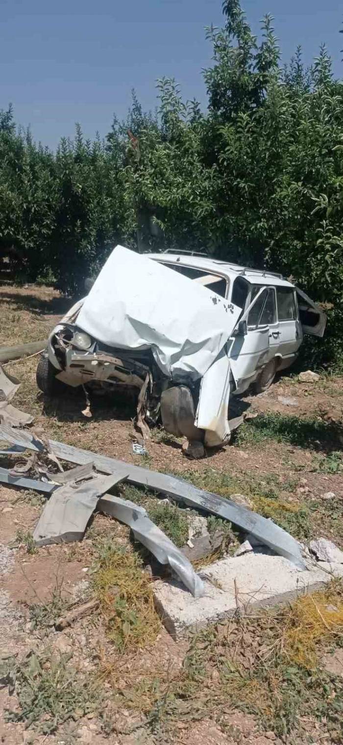 Isparta’da Kontrolden Çıkan Otomobil Elektrik Direğine Çarptı: 1 Yaralı